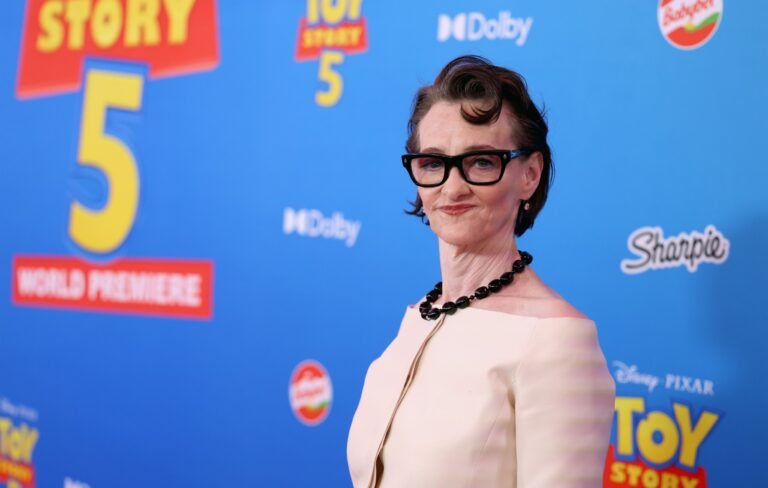 Joan Cusack regresa a la alfombra roja tras 11 años en estreno de Toy Story 5