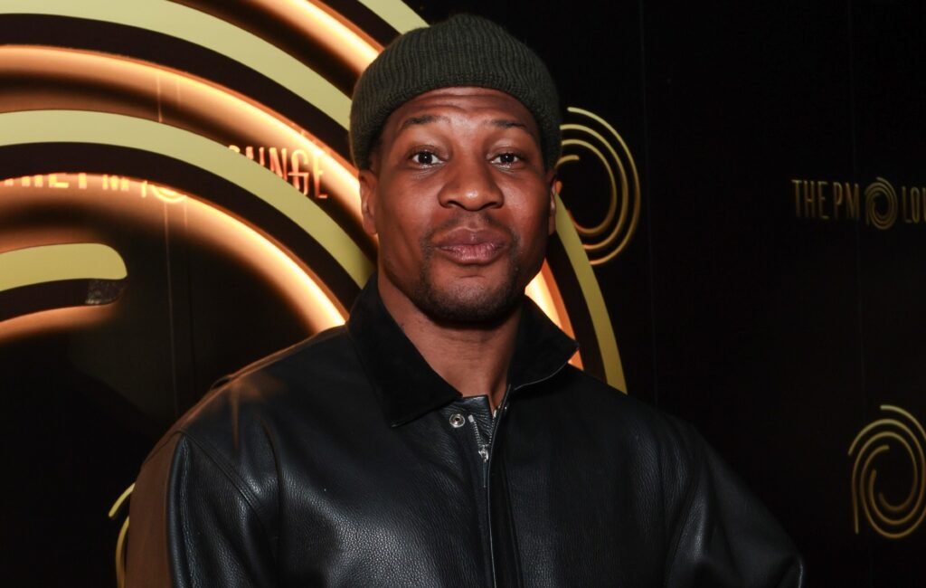 Una nueva película de Jonathan Majors ha generado controversia y comparaciones con la serie The Boys tras su estreno.