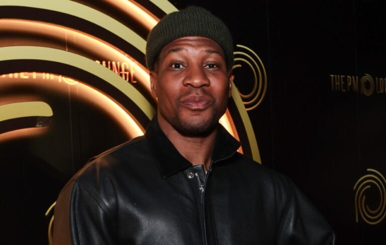 Jonathan Majors protagoniza polémica película comparada con The Boys