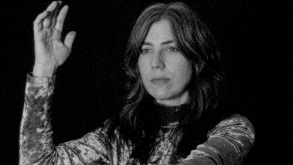Julia Holter regresa con Materia, un álbum que complementa su próximo trabajo Something in the Room She Moves, sumergiéndonos en su creatividad.