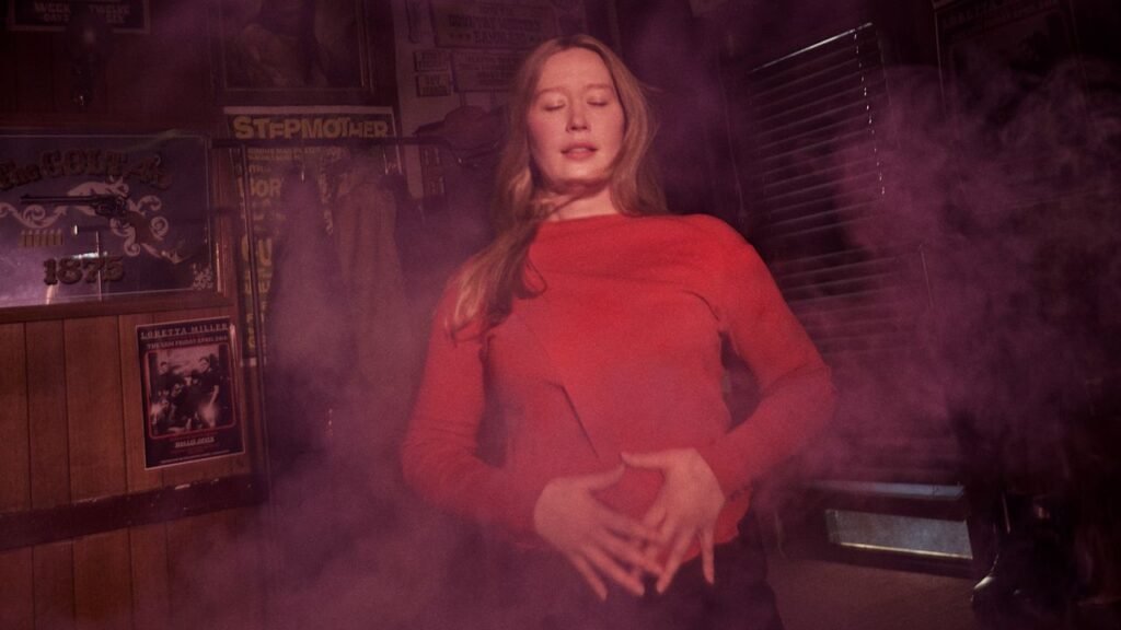 La cantante australiana Julia Jacklin se prepara para el lanzamiento de su esperado álbum The Gem en septiembre.