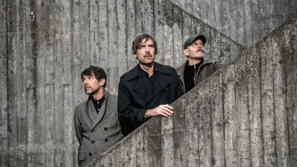La célebre banda Peter Bjorn and John realizará una gira para conmemorar el aniversario de Writer's Block, su álbum más icónico.