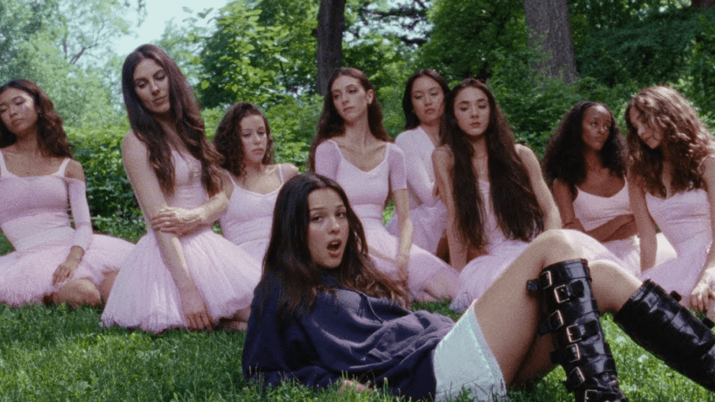 El nuevo video de Olivia Rodrigo muestra a bailarinas en una emotiva representación visual de Stupid Song.