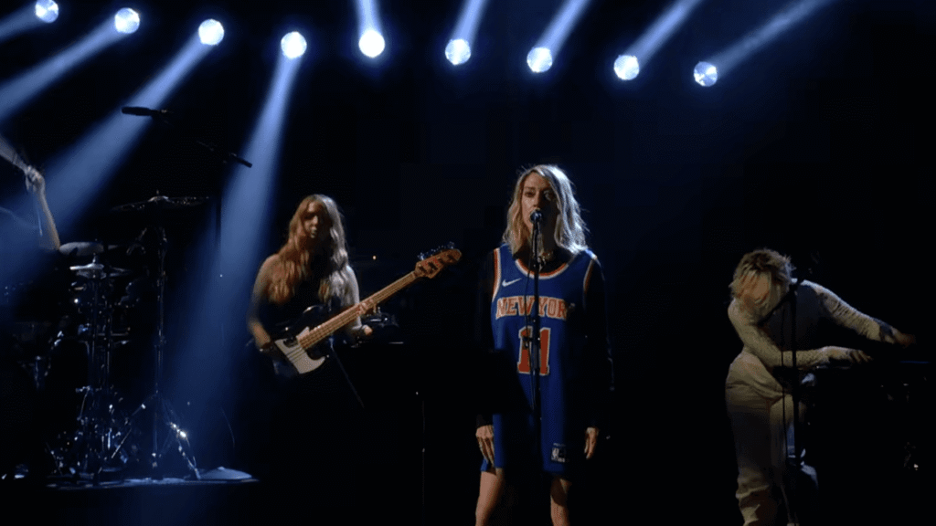 Kim Gordon cautivó en The Tonight Show con su interpretación de Play Me, adelantando su esperado tour de verano.