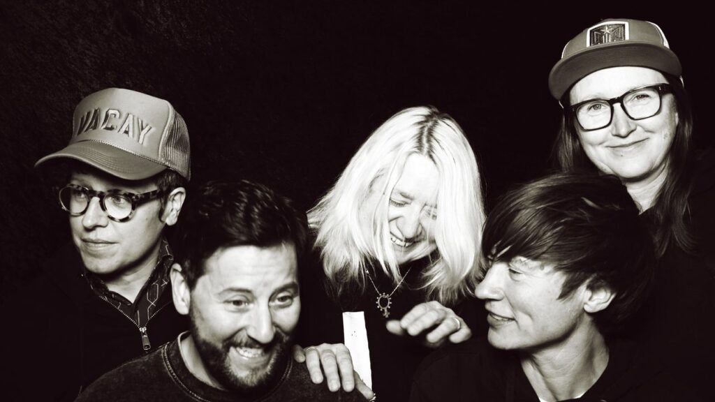 La icónica banda queercore Team Dresch regresa con un nuevo álbum después de tres décadas de ausencia.