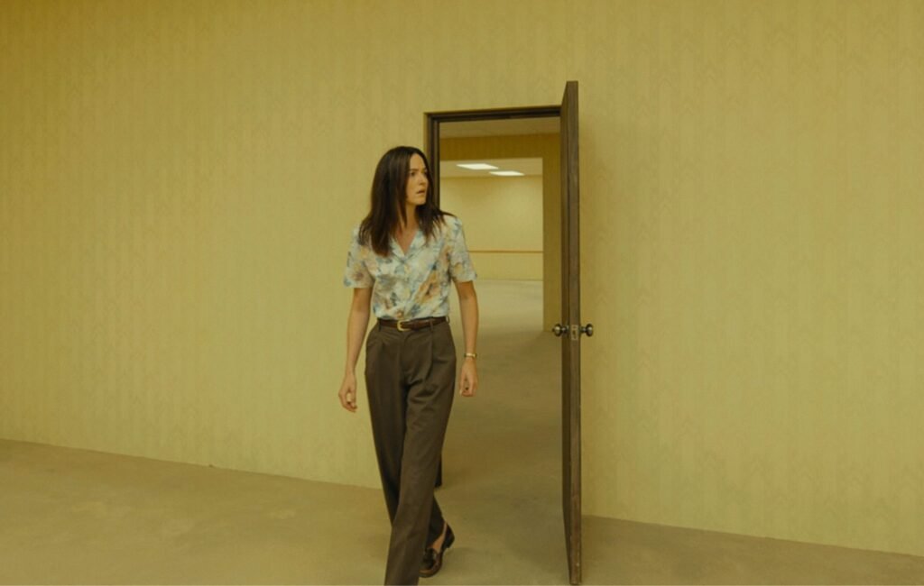 La esperada banda sonora de la película de terror 'Backrooms' de A24 se lanzará en formato vinilo muy pronto.