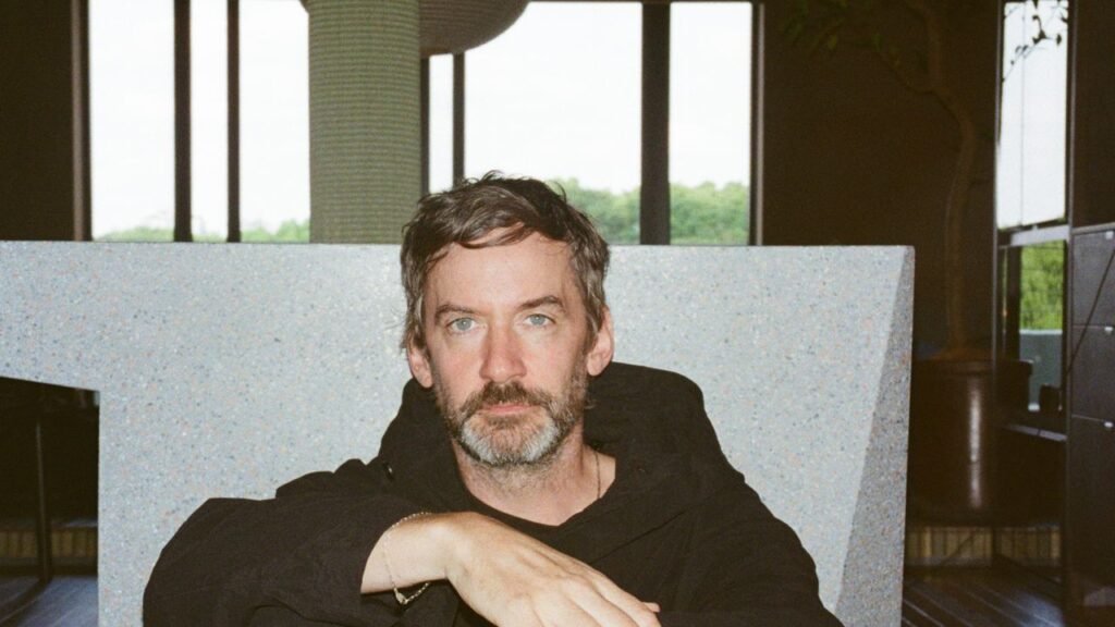 Bonobo lanza Distance in Static, un álbum que destaca la colaboración con Arooj Aftab y Nilüfer Yanya. Conoce la gira.