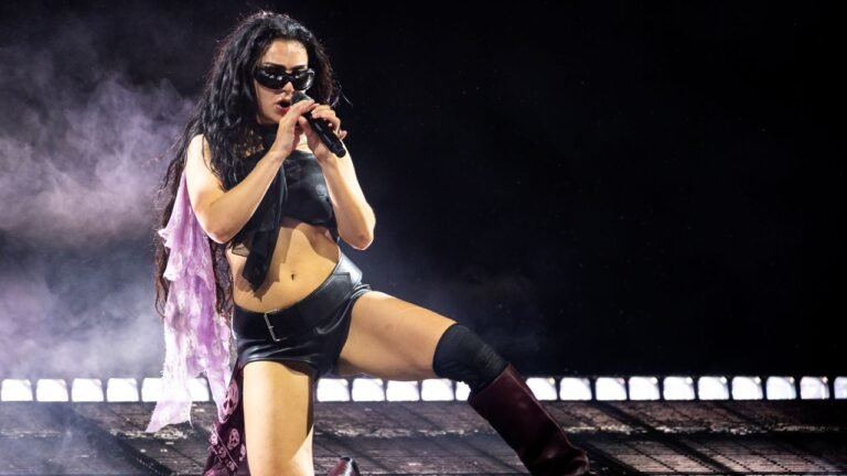 Charli XCX te invita a su tour de música, moda y cine