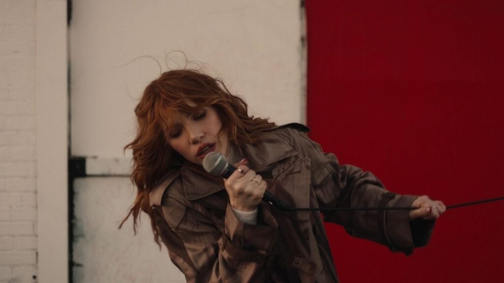 El nuevo sencillo On Wires de Carly Rae Jepsen da inicio a su ambicioso álbum doble de 24 pistas.