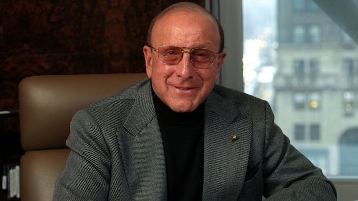 Clive Davis, el influyente ejecutivo musical, fallece a los 94 años, dejando un legado imborrable en la industria.