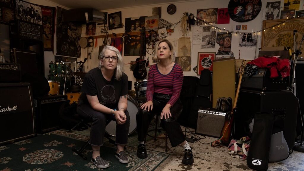 La histórica banda Heavens to Betsy, liderada por Corin Tucker, anuncia su primera gira tras 32 años de ausencia.