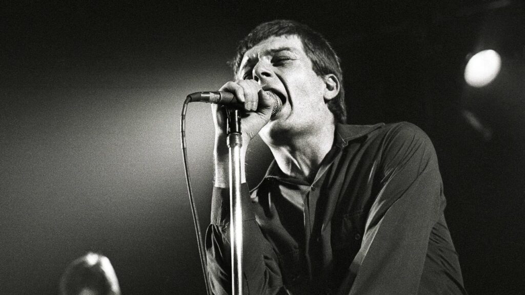 La nueva colección de Joy Division incluye grabaciones en vivo, destacando la esencia de Ian Curtis y su legado musical.