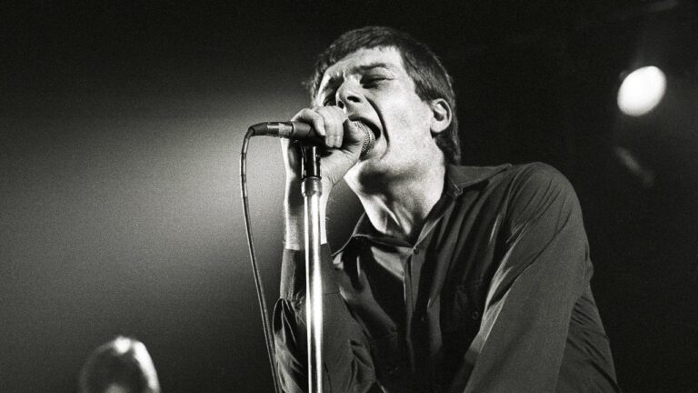 Joy Division lanza un récord impresionante con 16 álbumes en vivo