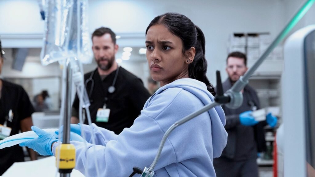 En la tercera temporada de The Pitt, Shabana Azeez, quien interpreta a Dr. Victoria Javadi, sufre un cambio significativo en su personaje.