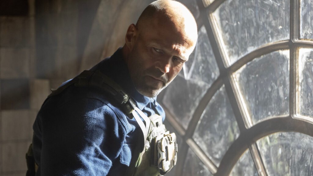 El thriller de acción protagonizado por Jason Statham y coescrito por Sylvester Stallone regresa a Prime Video con gran éxito.