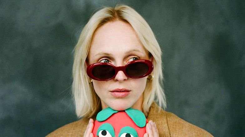 La cantautora Laura Marling sorprende con un nuevo álbum de versiones de Raffi, un paso lógico en su carrera.
