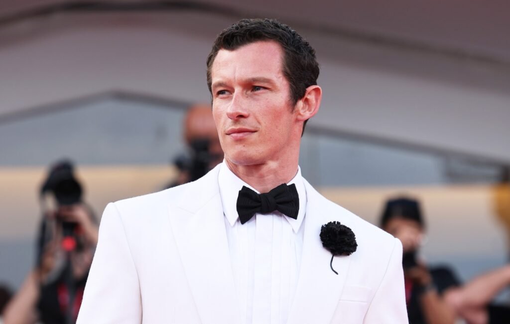 Callum Turner no se pronuncia sobre las especulaciones de que podría ser el próximo James Bond, a pesar de apoyo de Clooney.