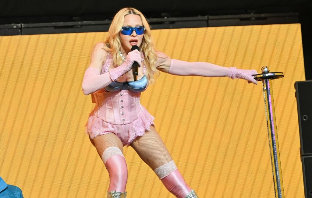 La cantante Madonna explica por qué su biopic se detuvo tras desacuerdos con Universal Studios sobre el financiamiento.