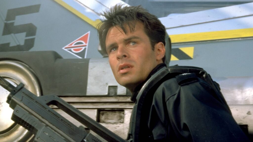 La actriz Amy Smart apoya el posible reboot de Starship Troopers, pero establece una condición clave para su participación.