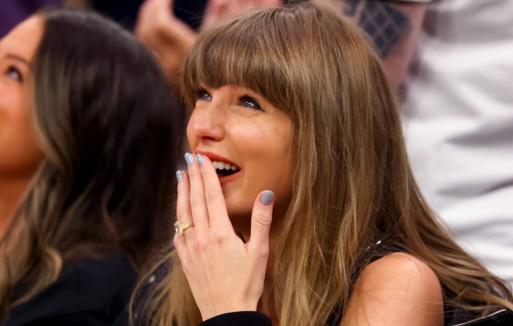 Rumores sobre la participación de Taylor Swift en Toy Story 5 resurgen tras descifrar una enigmática valla publicitaria.