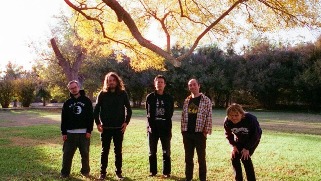 Ty Segall está listo para sorprender con un nuevo álbum y un EP, ambos lanzamientos disponibles el mismo día.