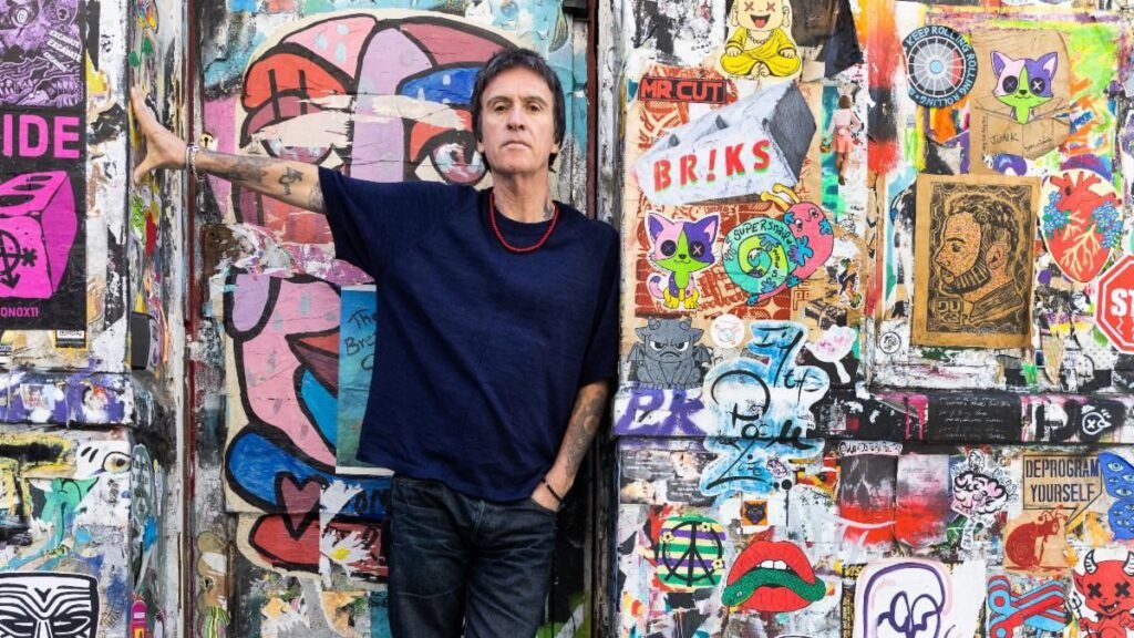 El icónico Johnny Marr anuncia su quinto álbum en solitario The Age of Everything, que se lanzará el 2 de octubre de 2023.