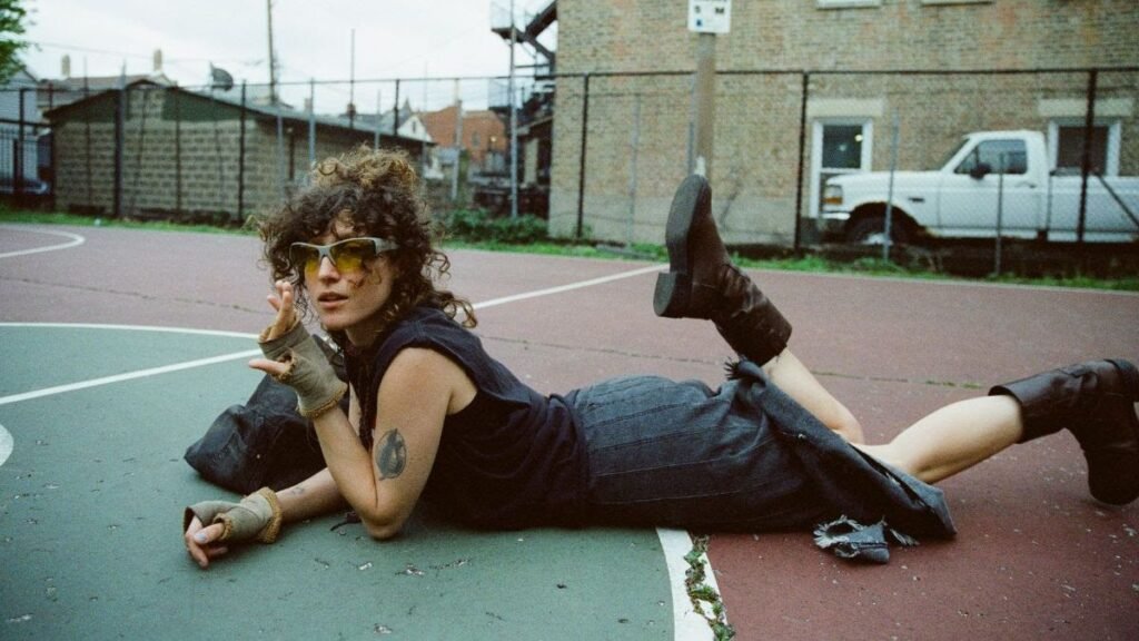 Descubre el nuevo álbum de Squirrel Flower y su impactante sencillo Reelin acompañado de un hermoso video musical.