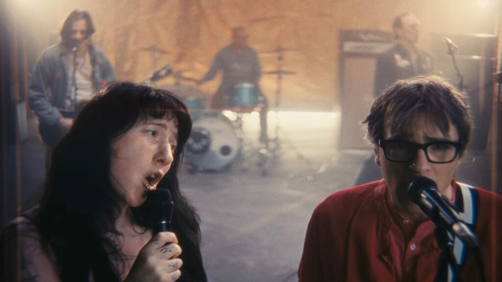 Weezer presenta su esperado álbum a través de una colaboración única con Wednesday, explorando nuevas sonoridades.