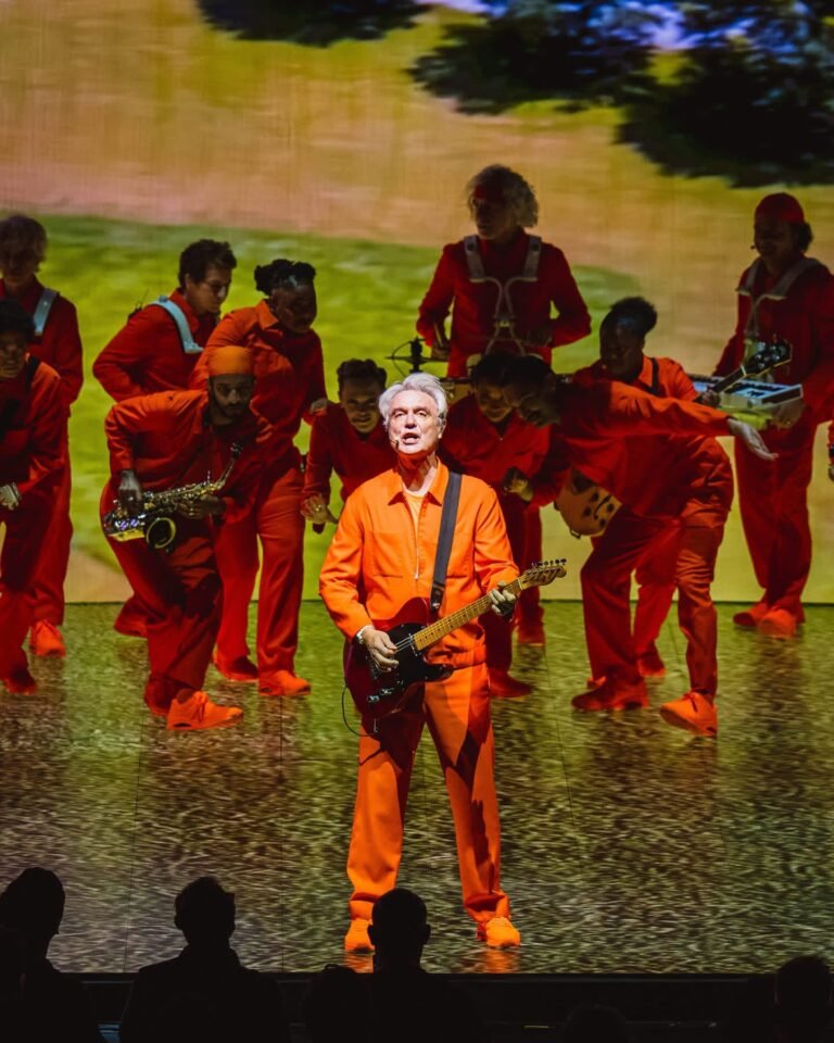 David Byrne regala una sublime presentación en Monterrey.
