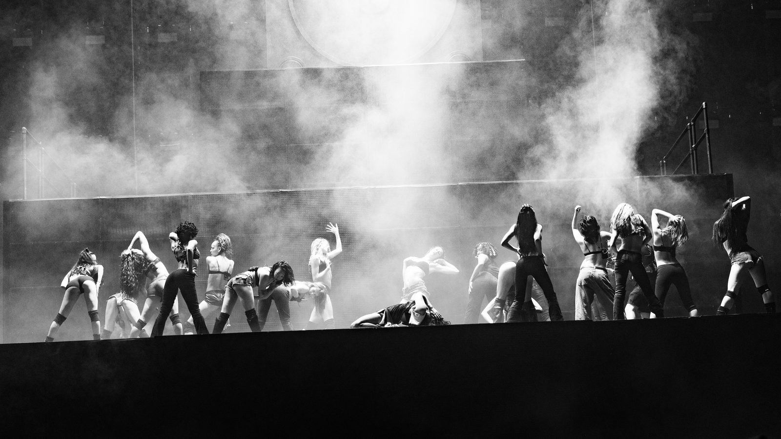Charli xcx y sus bailarines en el escenario American Express del ACL Festival 2026.