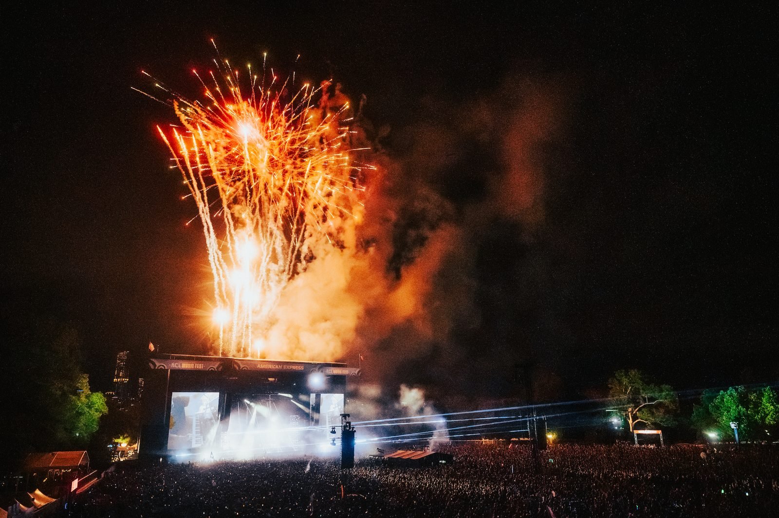 Vista aérea de los fuegos artificiales durante el set de RÜFÜS DU SOL en Zilker Park, ACL Festival 2026.
