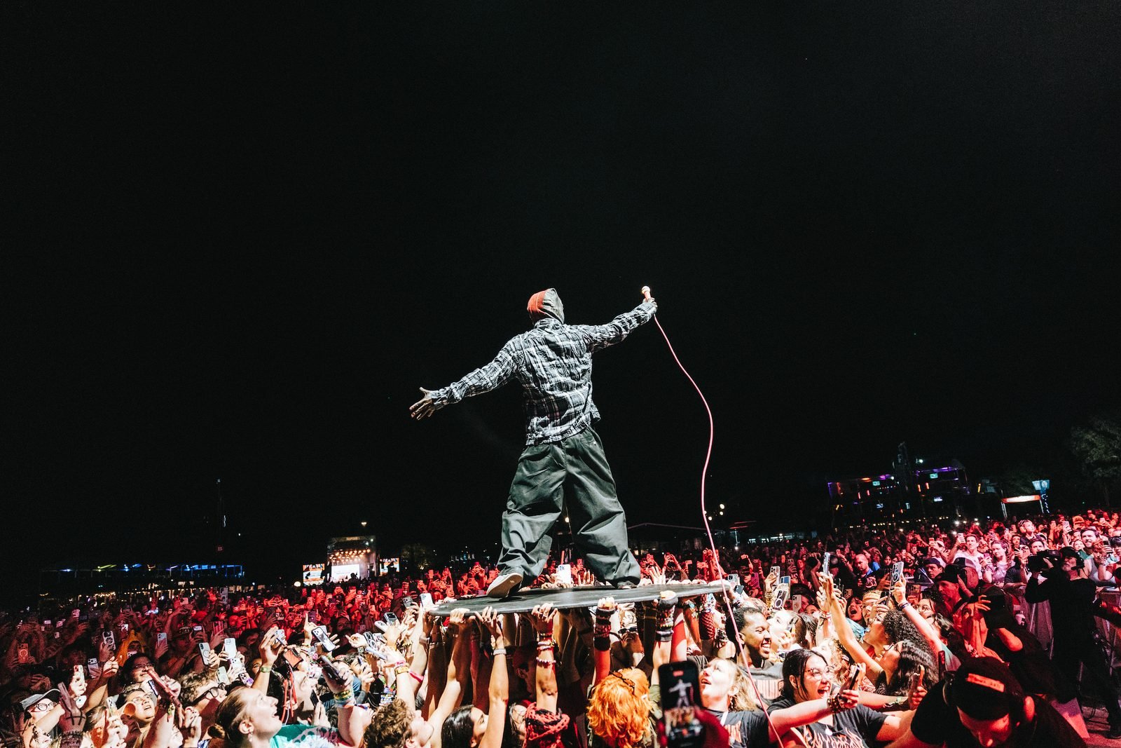 Tyler Joseph de Twenty One Pilots sobre una plataforma encima del público en ACL Festival 2026.